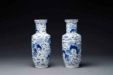 Een paar Chinese blauw-witte vazen met boeddhistische leeuwen, Kangxi merk, 19e eeuw