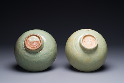 Deux rares bols en porcelaine de Chine c&eacute;ladon de Longquan &agrave; d&eacute;cor figuratif, Yuan