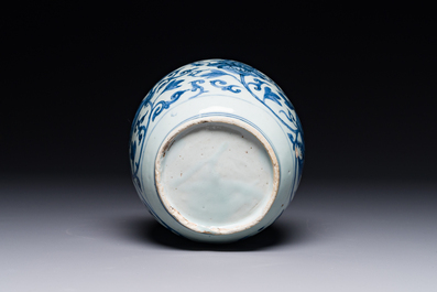 Pot en porcelaine de Chine en bleu et blanc &agrave; d&eacute;cor de lions bouddhistes et rinceaux de lotus, Wanli