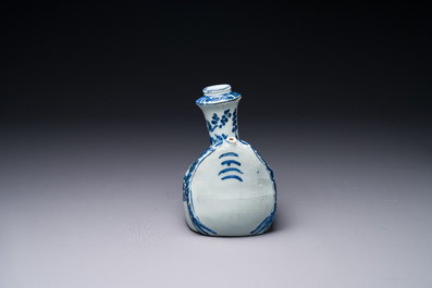 Een Chinese blauw-witte kendi in de vorm van een kikker, Wanli