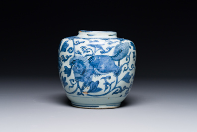 Pot en porcelaine de Chine en bleu et blanc &agrave; d&eacute;cor de lions bouddhistes et rinceaux de lotus, Wanli