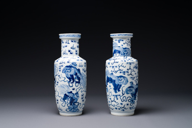 Een paar Chinese blauw-witte vazen met boeddhistische leeuwen, Kangxi merk, 19e eeuw