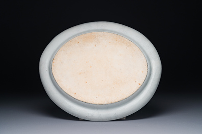 Plat de forme ovale en porcelaine de Chine famille rose de Canton &agrave; d&eacute;cor narratif, 19&egrave;me