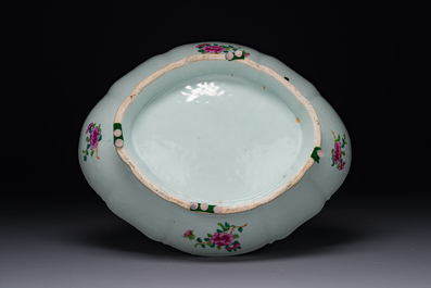 Een ovale Chinese Canton famille rose tazza met verhalend decor, 19e eeuw