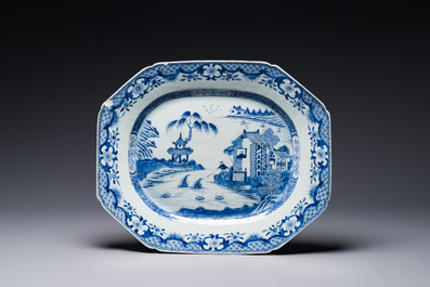 Een Chinese blauw-witte dekselterrine, een schotel en vier borden, Qianlong