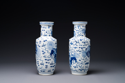 Een paar Chinese blauw-witte vazen met boeddhistische leeuwen, Kangxi merk, 19e eeuw