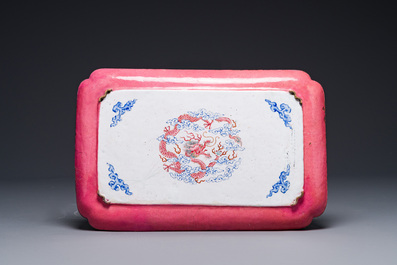 Een fijne rechthoekige Chinese Canton emaillen schaal met robijnrode achterkant en figuratief decor, Yongzheng