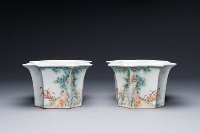 A pair of Chinese qianjiang cai jardinieres, signed Cha Yishun 查義順, 19/20th C.