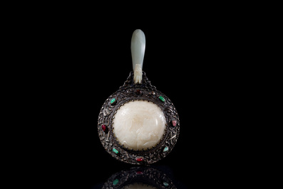 Een Chinese met witte jade gemonteerde en edelstenen ingelegde zilveren handspiegel, 19/20e eeuw