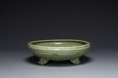 Een groot Chinees Longquan celadon wierookvat met trigrammen op drie poten en houten sokkel, Ming