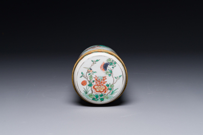 Bo&icirc;te de forme cylindrique couverte en porcelaine de Chine famille verte &agrave; monture en bronze dor&eacute;, Kangxi