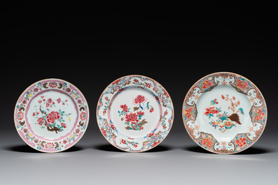 Vijf Chinese famille rose borden met floraal decor, Yongzheng/Qianlong