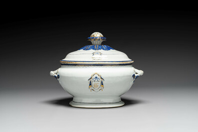 Soupi&egrave;re couverte monogramm&eacute;e en porcelaine de Chine en &eacute;maux bleu &agrave; d&eacute;cor dor&eacute;, Qianlong