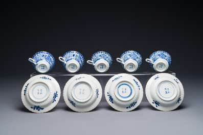 Cinq tasses et quatre soucoupes en porcelaine de Chine en bleu et blanc &agrave; d&eacute;cor de gar&ccedil;ons portant un vase, marque de Kangxi, Guangxu