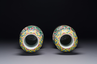 A pair of fine Chinese Canton famille rose 'Water Margin 水滸傳' vases, 19th C.