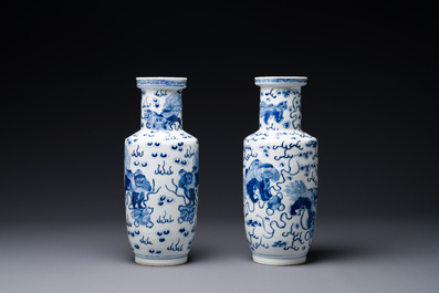 Een paar Chinese blauw-witte vazen met boeddhistische leeuwen, Kangxi merk, 19e eeuw