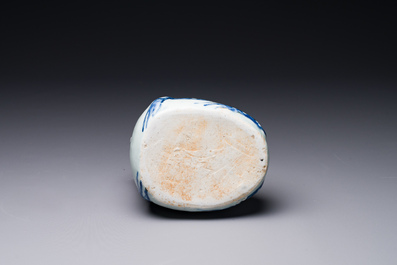 Een Chinese blauw-witte kendi in de vorm van een kikker, Wanli