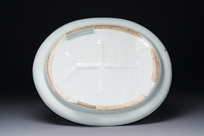 Plat de forme ovale en porcelaine de Chine famille rose de Canton &agrave; d&eacute;cor narratif, 19&egrave;me