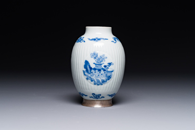 Een fijne Chinese blauw-witte pot met zilveren montuur, gesigneerd Bo Gu Zhai 博古斎, Jiajing merk, Kangxi