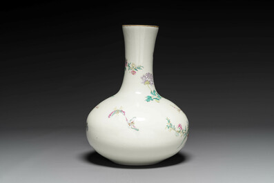 Vase de forme bouteille en porcelaine de Chine famille rose &agrave; d&eacute;cor d'oiseaux parmi des branches fleuries, marque de Qianlong, R&eacute;publique