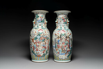 Paire de vases en porcelaine de Chine famille rose &agrave; d&eacute;cor narratif, 19&egrave;me