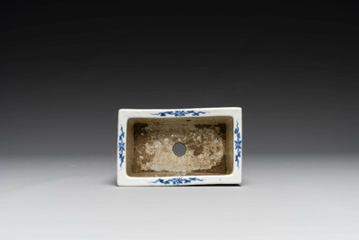 Jardini&egrave;re en porcelaine de Chine en bleu et blanc &agrave; d&eacute;cor de dragons, Guangxu