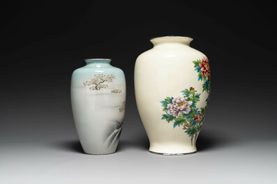 Twee Japanse cloisonn&eacute; vazen met floraal decor, Meiji/Taisho/Showa