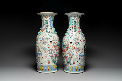 Paire de vases en porcelaine de Chine famille rose &agrave; d&eacute;cor narratif, 19&egrave;me