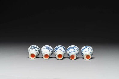 Cinq coupes &agrave; pied en porcelaine de Chine en bleu et blanc de l'&eacute;pave Hatcher &agrave; d&eacute;cor de dragons, &eacute;poque Transition