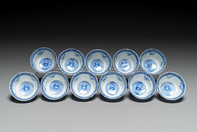 Elf Chinese blauw-witte koppen en schotels met krabben en vissen, Kangxi merk, Guangxu