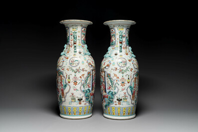 Paire de vases en porcelaine de Chine famille rose &agrave; d&eacute;cor narratif, 19&egrave;me