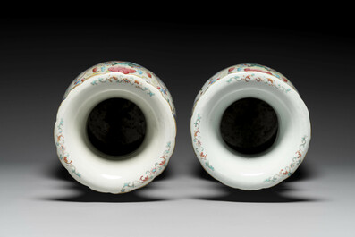 Paire de vases en porcelaine de Chine famille rose &agrave; d&eacute;cor narratif, 19&egrave;me