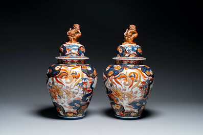 A pair of Japanese Imari covered vases, Edo, 18/19th C.