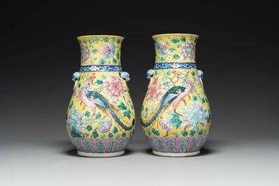 Paire de vases en porcelaine de Chine famille rose sur fond jaune pour le march&eacute; Straits ou Peranakan, 19&egrave;me