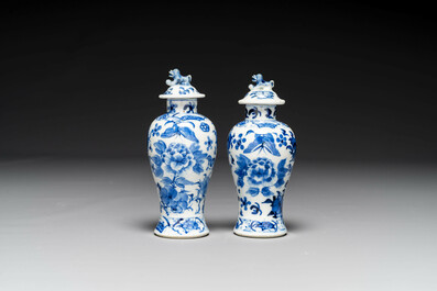 Een groep van zes stukken Chinees blauw-wit porselein, 18/19e eeuw