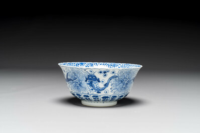A group of six pieces of Chinese blue and white porcelain, 18/19th century