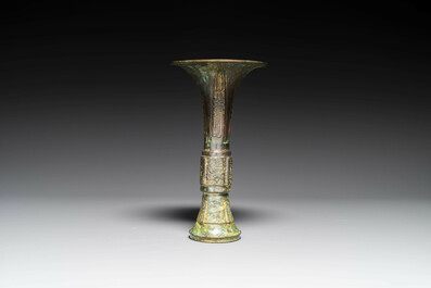 Vase de forme 'gu' en bronze dans le style de Shang sur socle en bois, Chine, 19/20&egrave;me