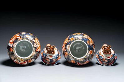 A pair of Japanese Imari covered vases, Edo, 18/19th C.