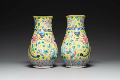 Paire de vases en porcelaine de Chine famille rose sur fond jaune pour le march&eacute; Straits ou Peranakan, 19&egrave;me