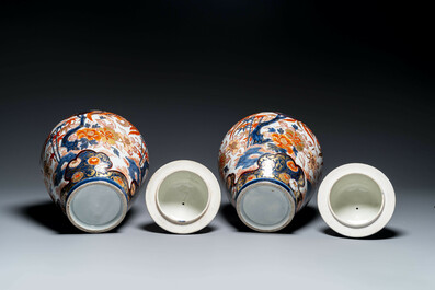 A pair of Japanese Imari covered vases, Edo, 18/19th C.