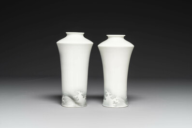 Nishiura Enji (1856-1914): Paire de vases en porcelaine du Japon &agrave; d&eacute;cor de cascades, 19/20&egrave;me