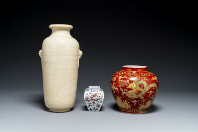 Un vase en porcelaine de Chine en blanc monochrome et deux vases &agrave; d&eacute;cor de 'dragon', marque de Jiajing et Wanli, 19/20&egrave;me