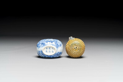 Tabati&egrave;re en porcelaine de Chine en bleu et blanc et une boule ajour&eacute;e famille rose, 19&egrave;me si&egrave;cle