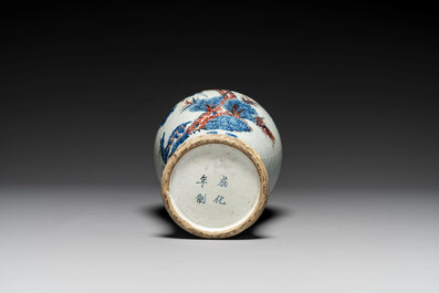 Een Chinese blauw-witte en koperrode Nanking craquel&eacute; vaas, 19e eeuw