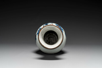 Vase en porcelaine de Chine dite 'de Nankin' en bleu, blanc et rouge cuivre, 19&egrave;me