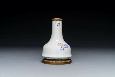 Vase en porcelaine de Chine famille rose &agrave; monture en bronze dor&eacute;, Escalier de Cristal, Paris, Yongzheng