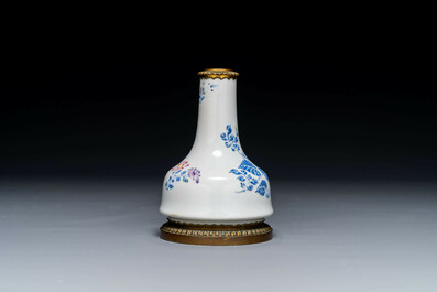 Vase en porcelaine de Chine famille rose &agrave; monture en bronze dor&eacute;, Escalier de Cristal, Paris, Yongzheng
