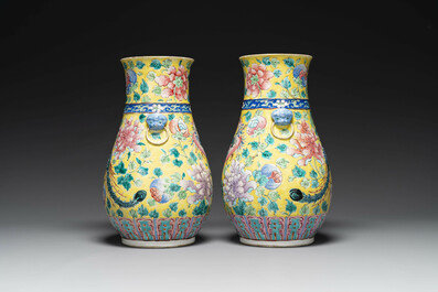 Paire de vases en porcelaine de Chine famille rose sur fond jaune pour le march&eacute; Straits ou Peranakan, 19&egrave;me