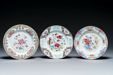 Drie Chinese famille rose borden, een botervloot en een dekselterrine, Qianlong