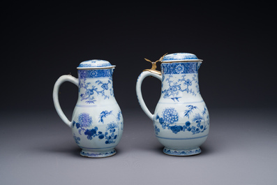 Deux verseuses couvertes en porcelaine de Chine en bleu et blanc &agrave; d&eacute;cor floral, Yongzheng/Qianlong